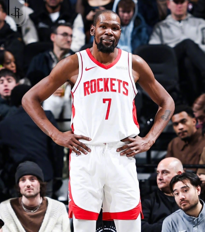 开云体育在线-恩比德三双马克西36+10，杜兰特空砍36分+干扰绝杀，76人力克火箭