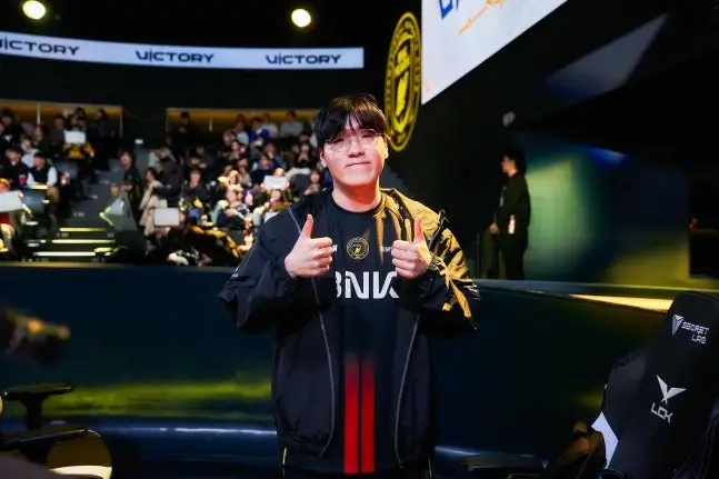 开云体育在线-Kellin：刚出道就和GALA很亲近，Xun游走路线和团战站位很好