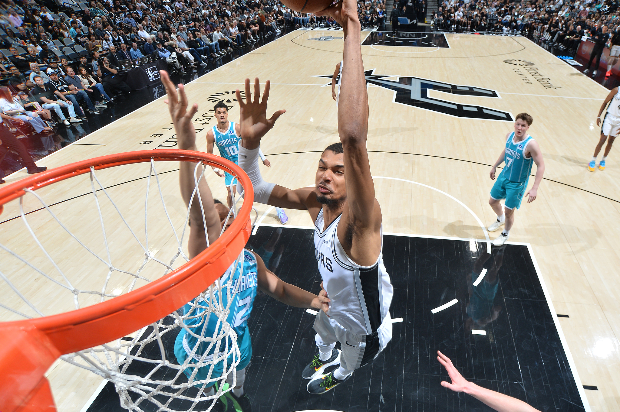 开云-文班亚马复出32+12+8 马刺主场力擒黄蜂