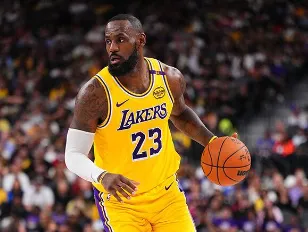 开云-詹姆斯出战17分钟，投篮15中6得到18分4篮板6助攻3抢断